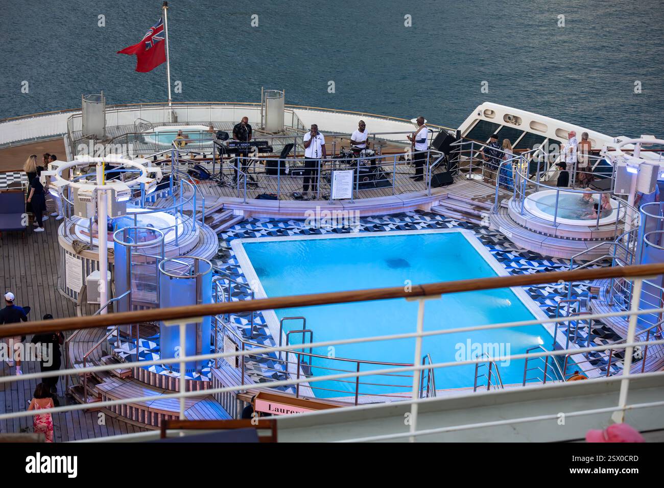 Naviga via con l'intrattenimento sulla Queen Mary 2 mentre si prepara a lasciare Saint Martin Caribbean Foto Stock