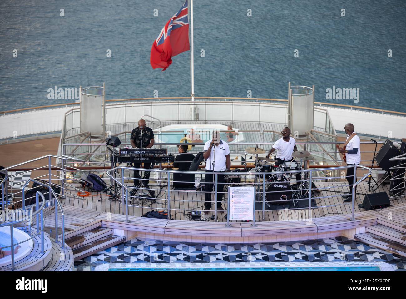 Naviga via con l'intrattenimento sulla Queen Mary 2 mentre si prepara a lasciare Saint Martin Caribbean Foto Stock