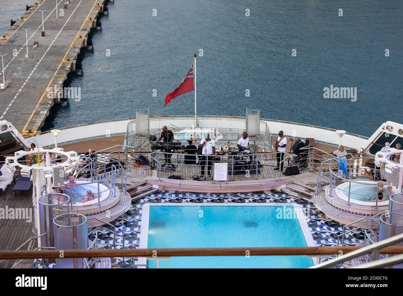 Naviga via con l'intrattenimento sulla Queen Mary 2 mentre si prepara a lasciare Saint Martin Caribbean Foto Stock