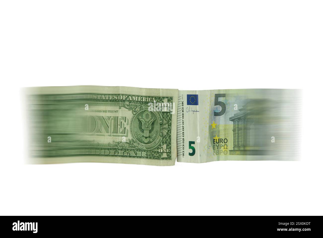 Dollaro contro euro. Una banconota da un dollaro e una banconota da un euro si scontrano con la forza, una battaglia simbolica di valute. Chi vince il duello dei poteri finanziari? Foto Stock