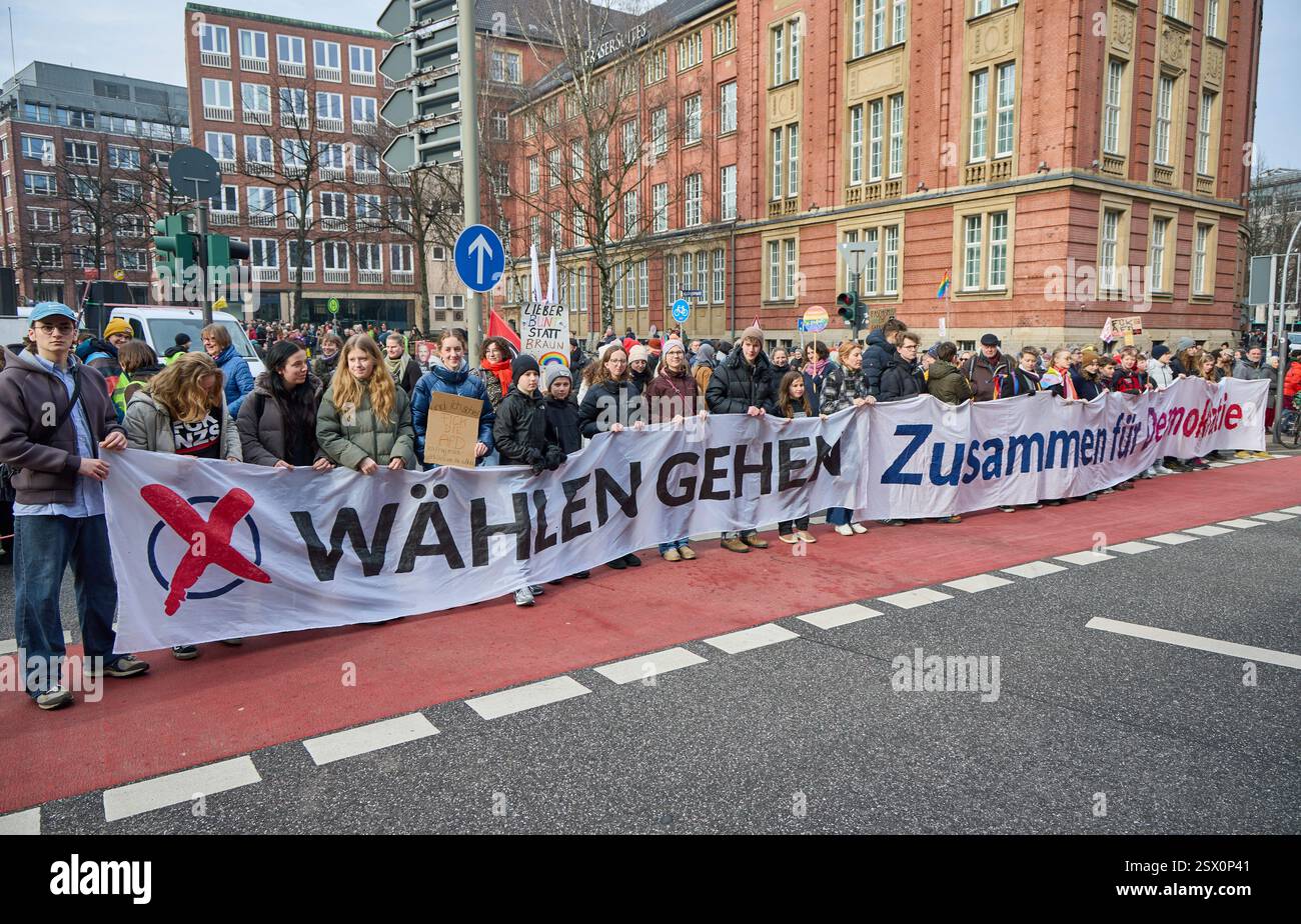Amburgo, Germania. 22 febbraio 2025. I partecipanti alla dimostrazione devono tenere un poster con lo slogan "Vai a votare. Insieme per la democrazia” nel centro della città. Crediti: Georg Wendt/dpa/Alamy Live News Foto Stock