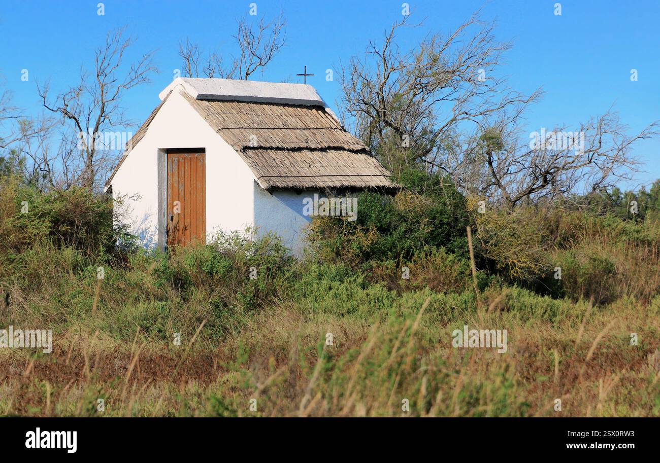 Rustica capanna di gardiano nella Camargue. Foto Stock