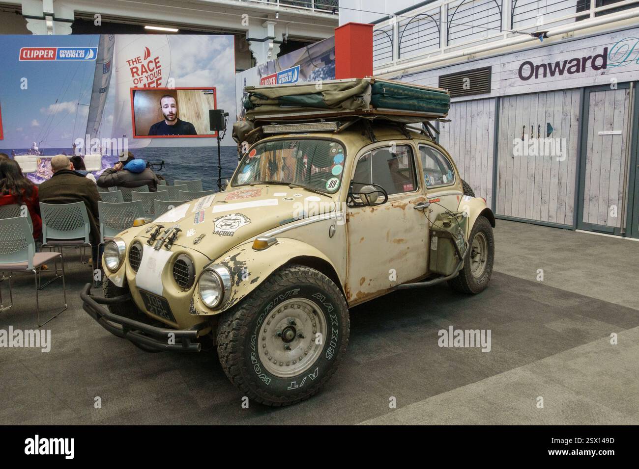 Un Maggiolino VW convertito in camper fuoristrada in mostra all'Adventure Travel Show 2025 presso il Business Design Centre di Islington, Londra, Regno Unito. Foto Stock