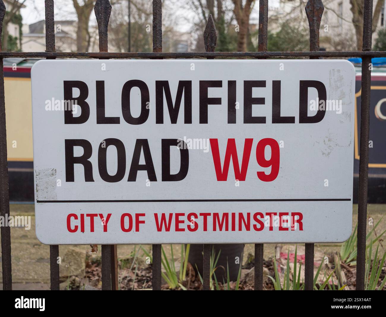 Cartello stradale per Blomfield Road, City of Westminster (W9), Londra, Inghilterra. Foto Stock