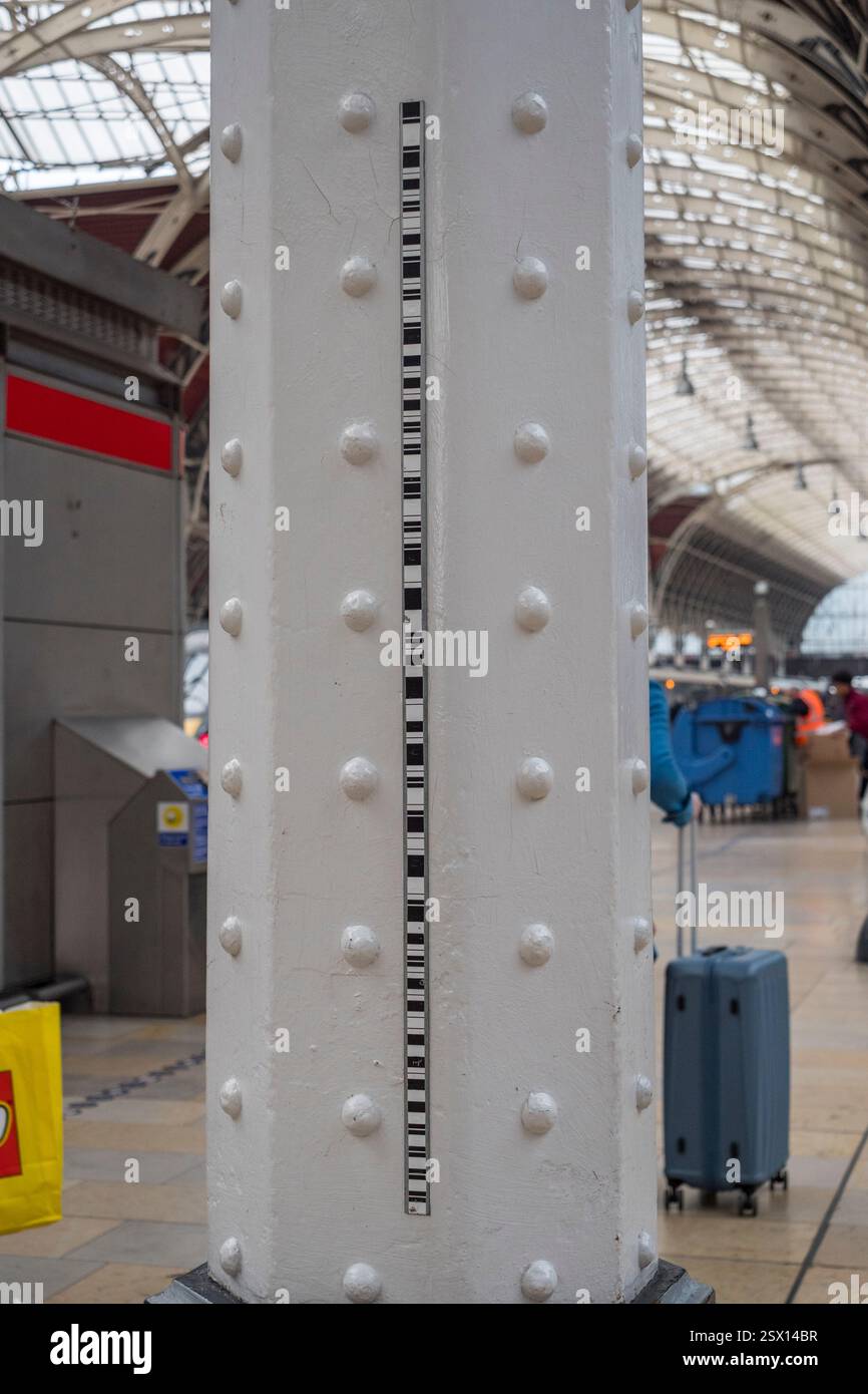 Striscia con codice a barre utilizzata per il monitoraggio su una delle colonne in acciaio che sostengono la copertura del tetto di Paddington Station, Londra, Regno Unito. Foto Stock