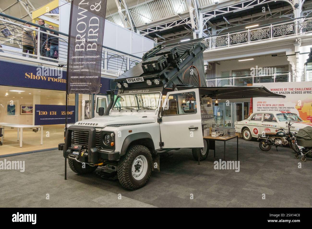 Una Land Rover Defender Brown & Bird in mostra all'Adventure Travel Show 2025 presso il Business Design Centre di Islington, Londra, Regno Unito. Foto Stock