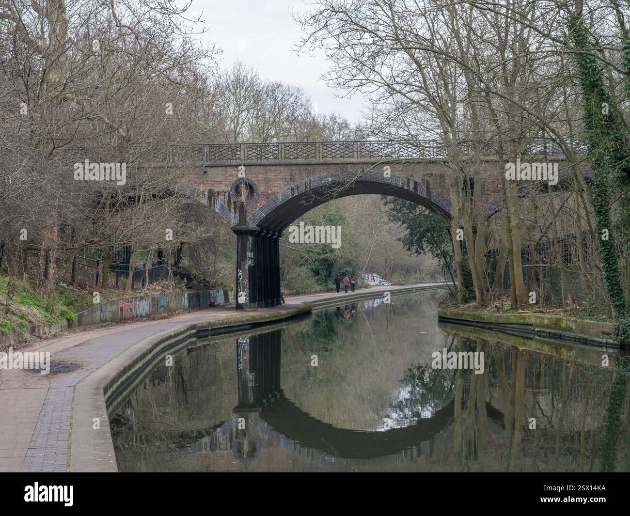 Vista generale del Macclesfield Bridge (Avenue Road) sul Regents Canal, Londra, Regno Unito. Foto Stock