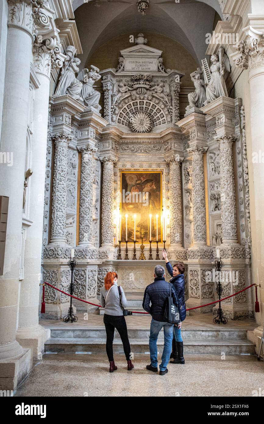 Turisti e guida in una Cappella, all'interno della Basilica di Santa Croce, Napoli, Italia Foto Stock