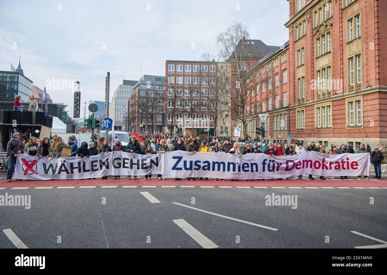 Amburgo, Germania. 22 febbraio 2025. I partecipanti alla dimostrazione tengono uno striscione con la scritta "Vai a votare". Insieme per la democrazia” nel centro della città. Crediti: Georg Wendt/dpa/Alamy Live News Foto Stock