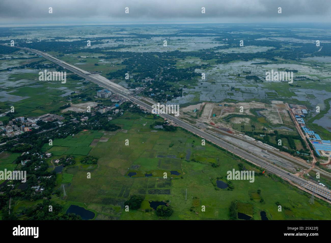 Una vista aerea della superstrada Dhaka-Bhanga lungo il collegamento ferroviario Padma in costruzione a Munshiganj, Bangladesh. Foto Stock
