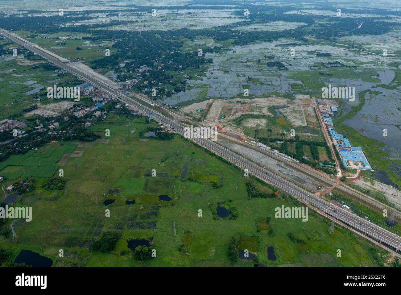 Una vista aerea della superstrada Dhaka-Bhanga lungo il collegamento ferroviario Padma in costruzione a Munshiganj, Bangladesh. Foto Stock