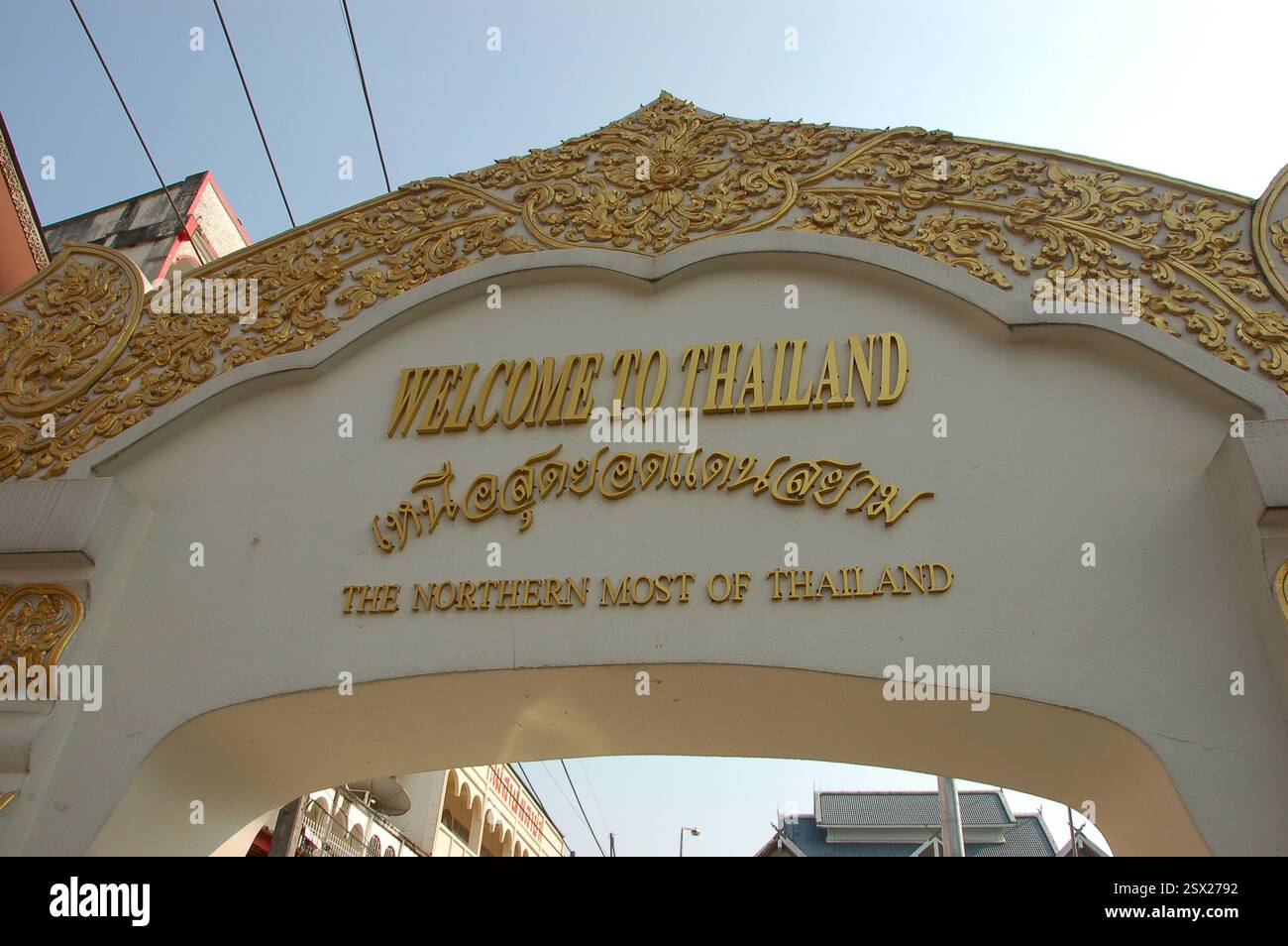 Cartello di benvenuto nel punto più settentrionale della Thailandia, il valico di frontiera di Mae Sai vicino al Myanmar, con elementi decorativi dorati Foto Stock