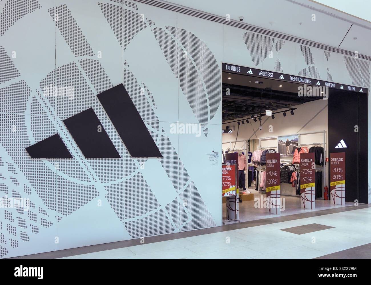 Almaty, Kazakistan - 19 febbraio 2025: Negozio Adidas nel centro commerciale. Abbigliamento sportivo Foto Stock