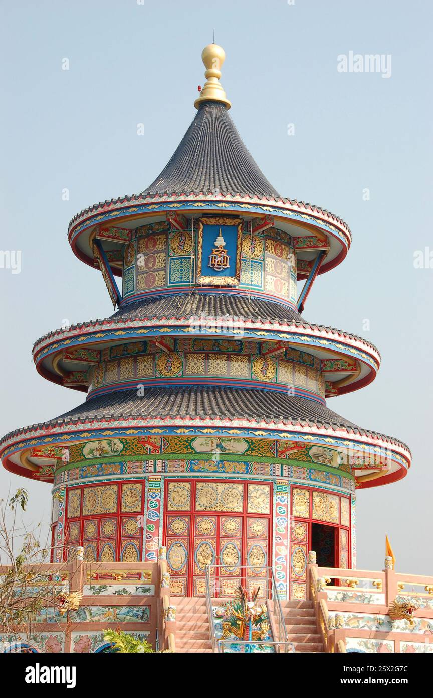 L'ornato tempio Wat Thawonwararam a Kanchanaburi, Tailandia, mostra la tradizionale architettura Tailandese con dettagli intricati e un ambiente tranquillo Foto Stock