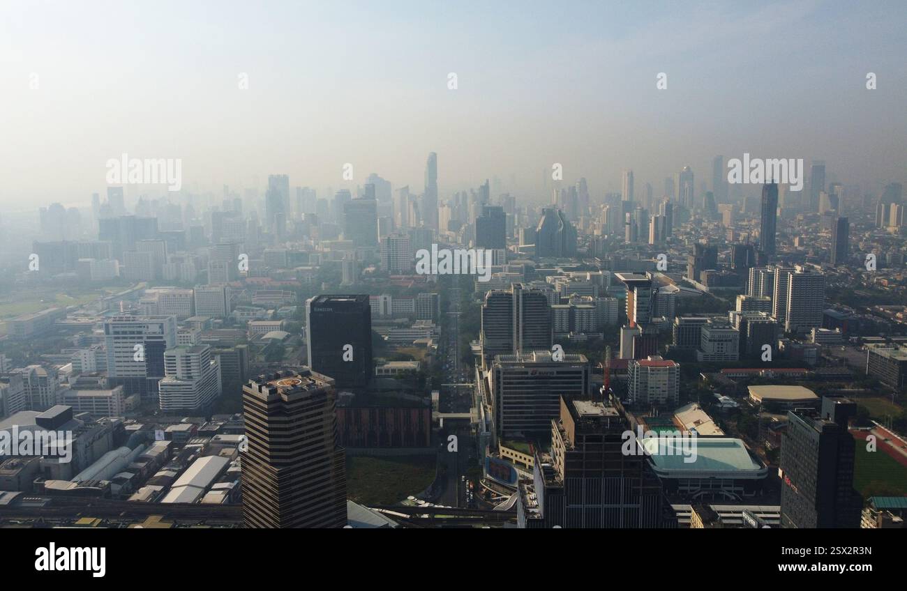 Bangkok, Thailandia - 24 gennaio 2023: Vista aerea con droni di uno spesso strato di inquinamento atmosferico e polvere che copre la città durante il mattino. Foto Stock