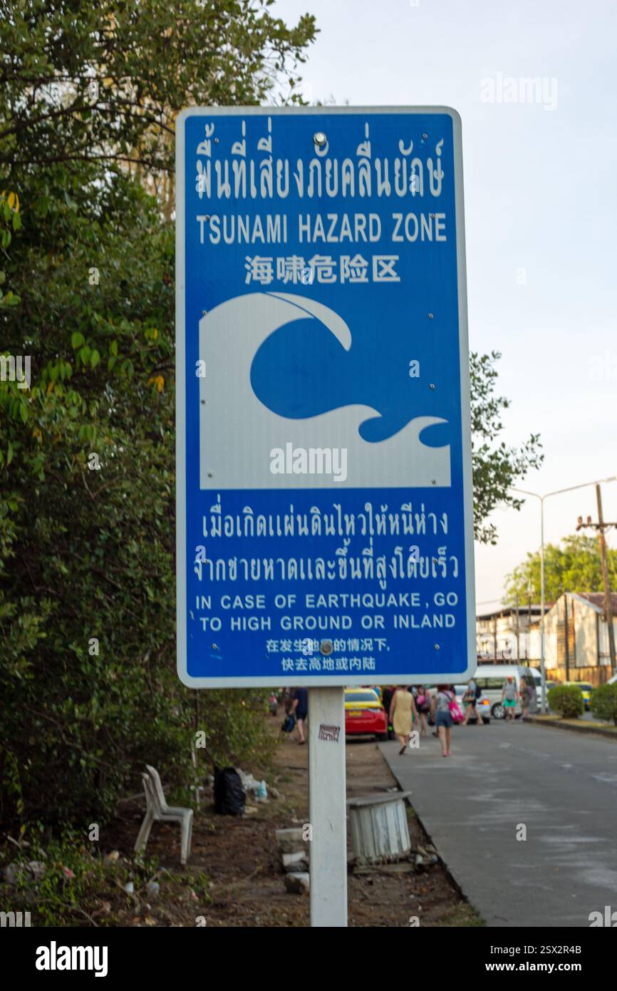 Phuket, Thailandia, febbraio 2025, un cartello dà consigli sui pericoli di uno tsunami e terremoto Foto Stock