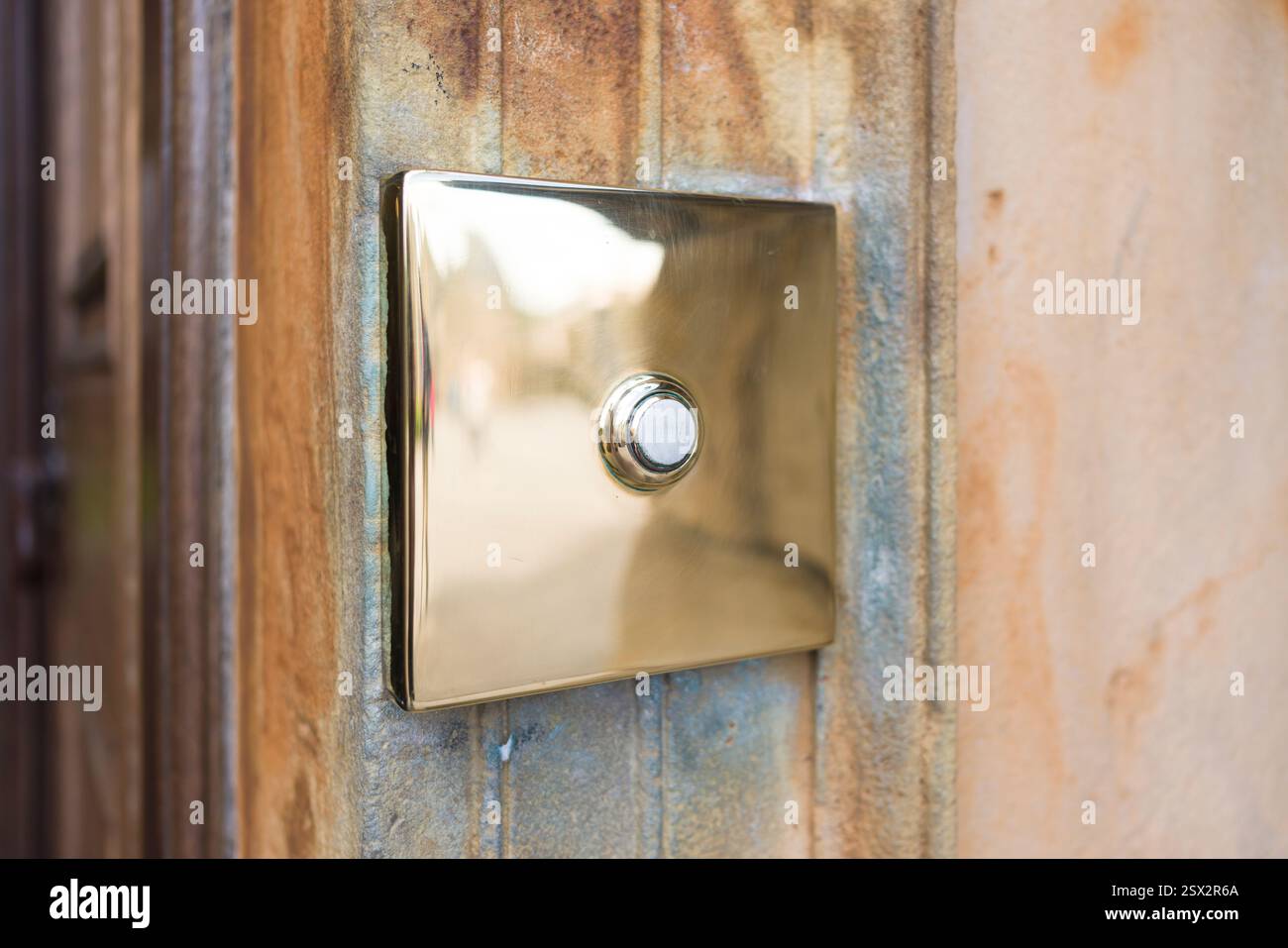 Campanello in ottone lucido vintage fuori dalla porta d'ingresso, Regno Unito Foto Stock