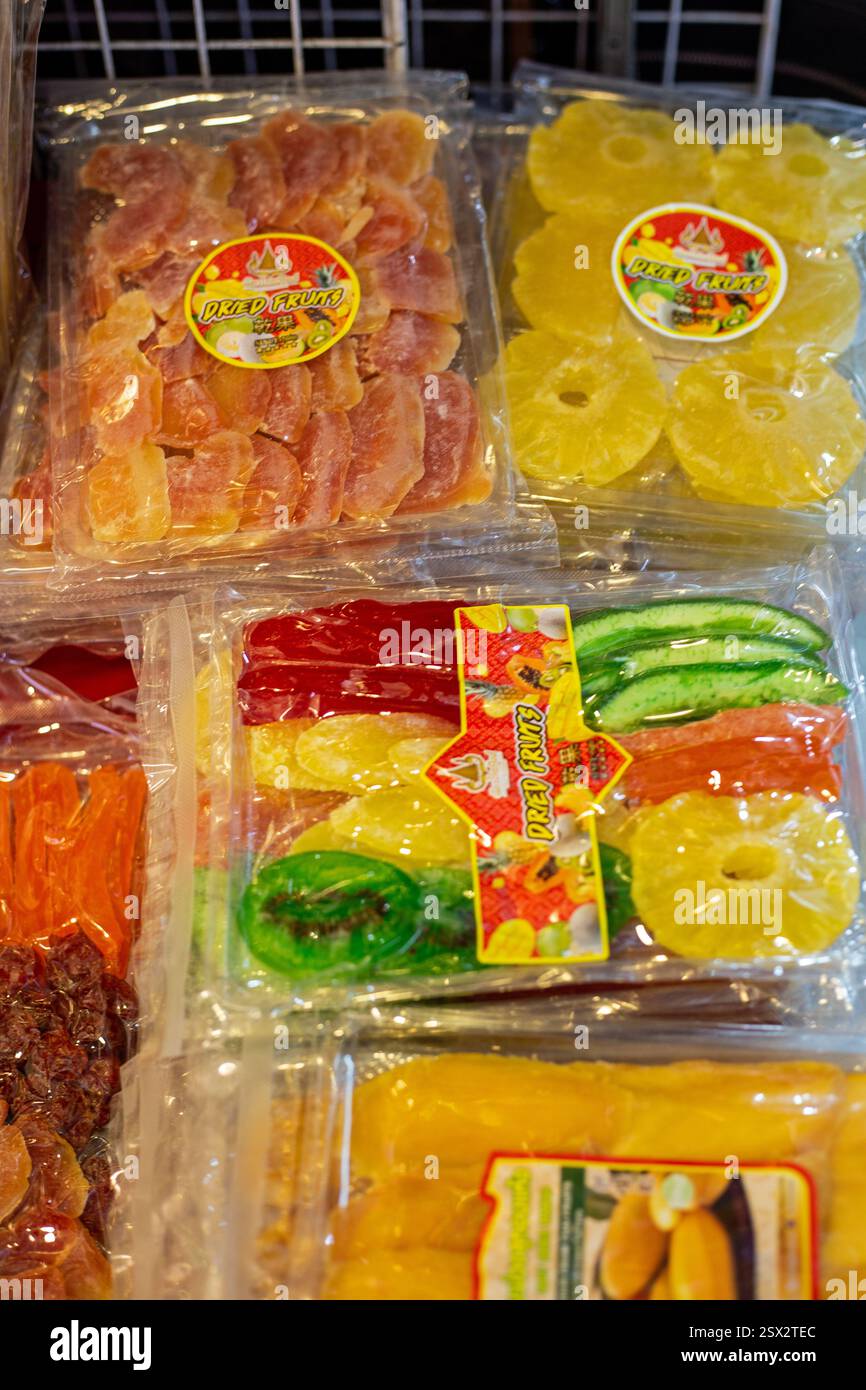 Phuket, Thailandia, frutta disidratata in plastica in vendita in un mercato Foto Stock