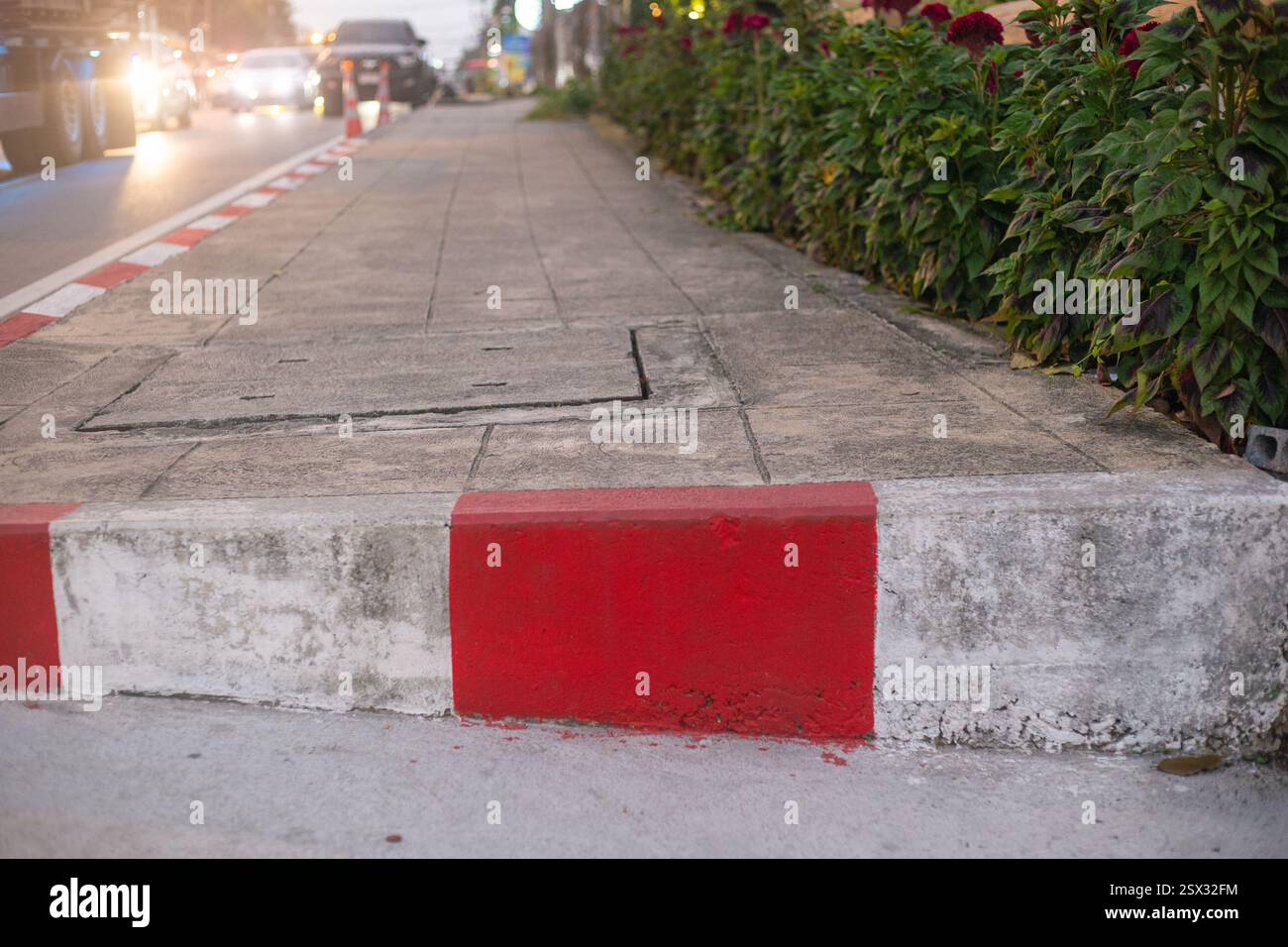 Koh Samui, Thailandia, febbraio 2025, pericolosi marciapiedi nell'area del resort Foto Stock