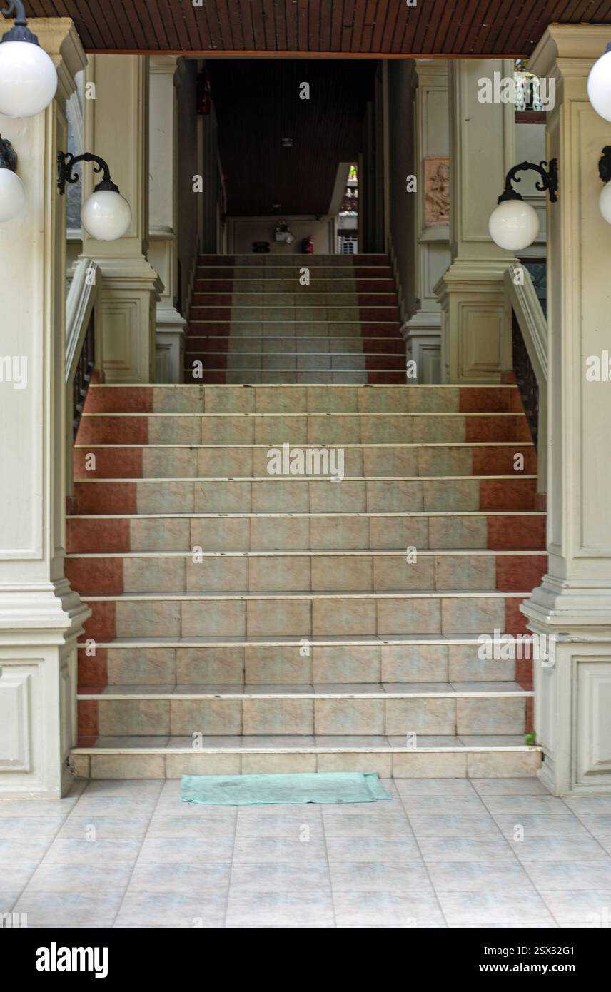 Koh Samui, Thailandia, 9 febbraio 2025, scalini conducono alla lobby di un hotel Foto Stock