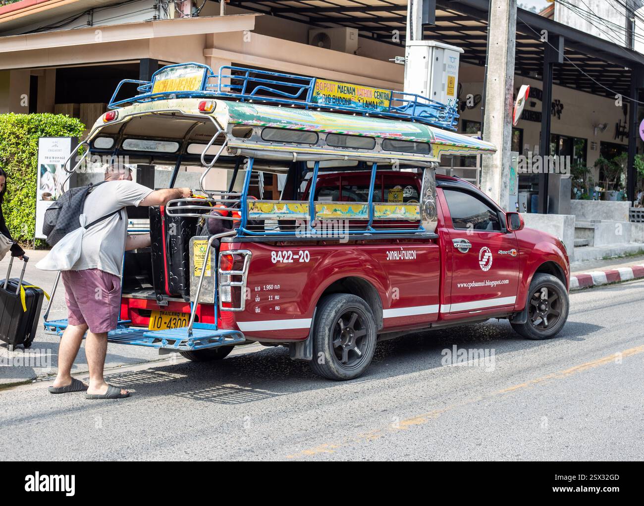 Koh Samui, Tailandia, 9 febbraio 2025, un turista utilizza il servizio di pick up su percorso circolare Foto Stock