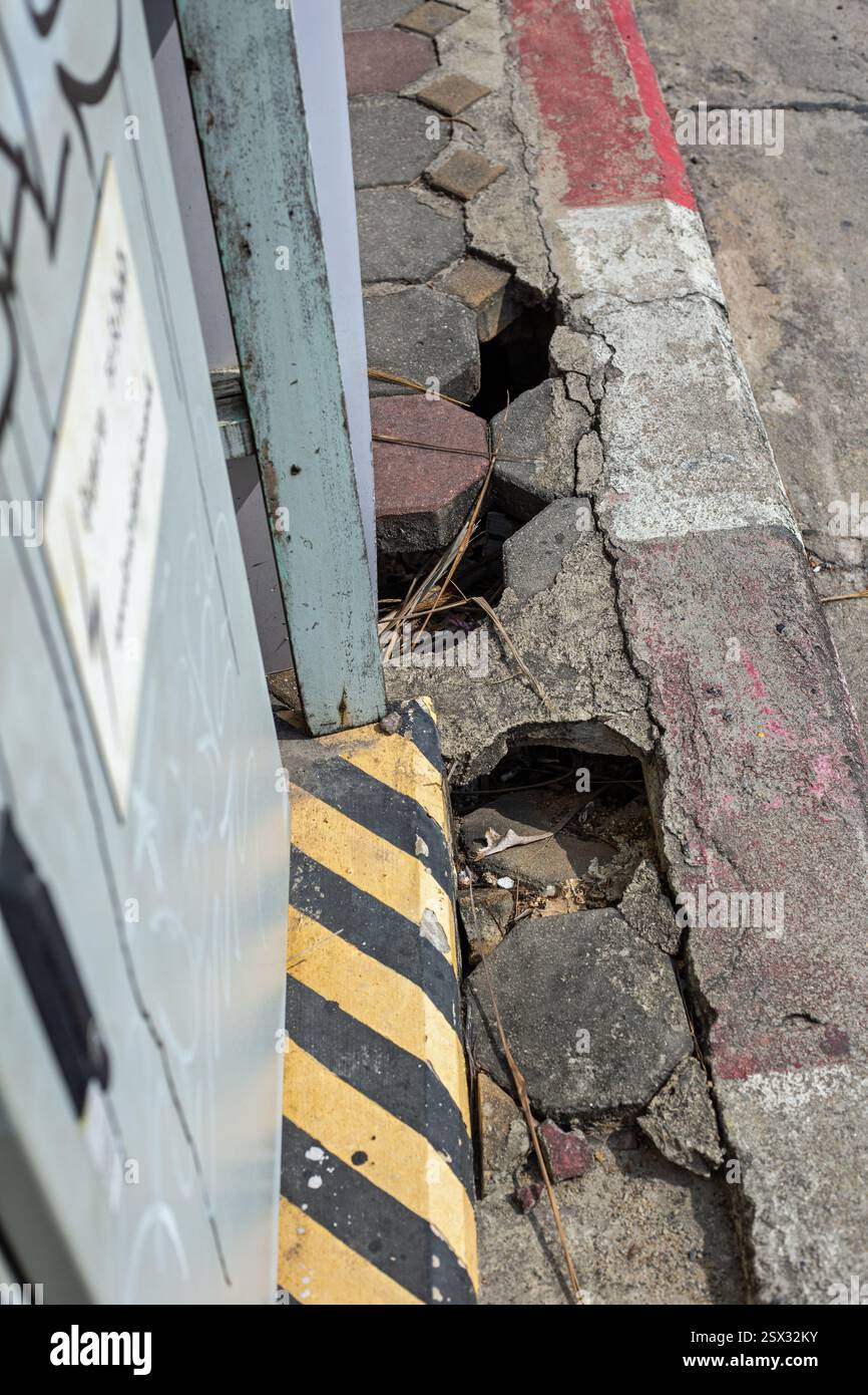 Koh Samui, Thailandia, febbraio 2025, pericolosi marciapiedi nell'area del resort Foto Stock