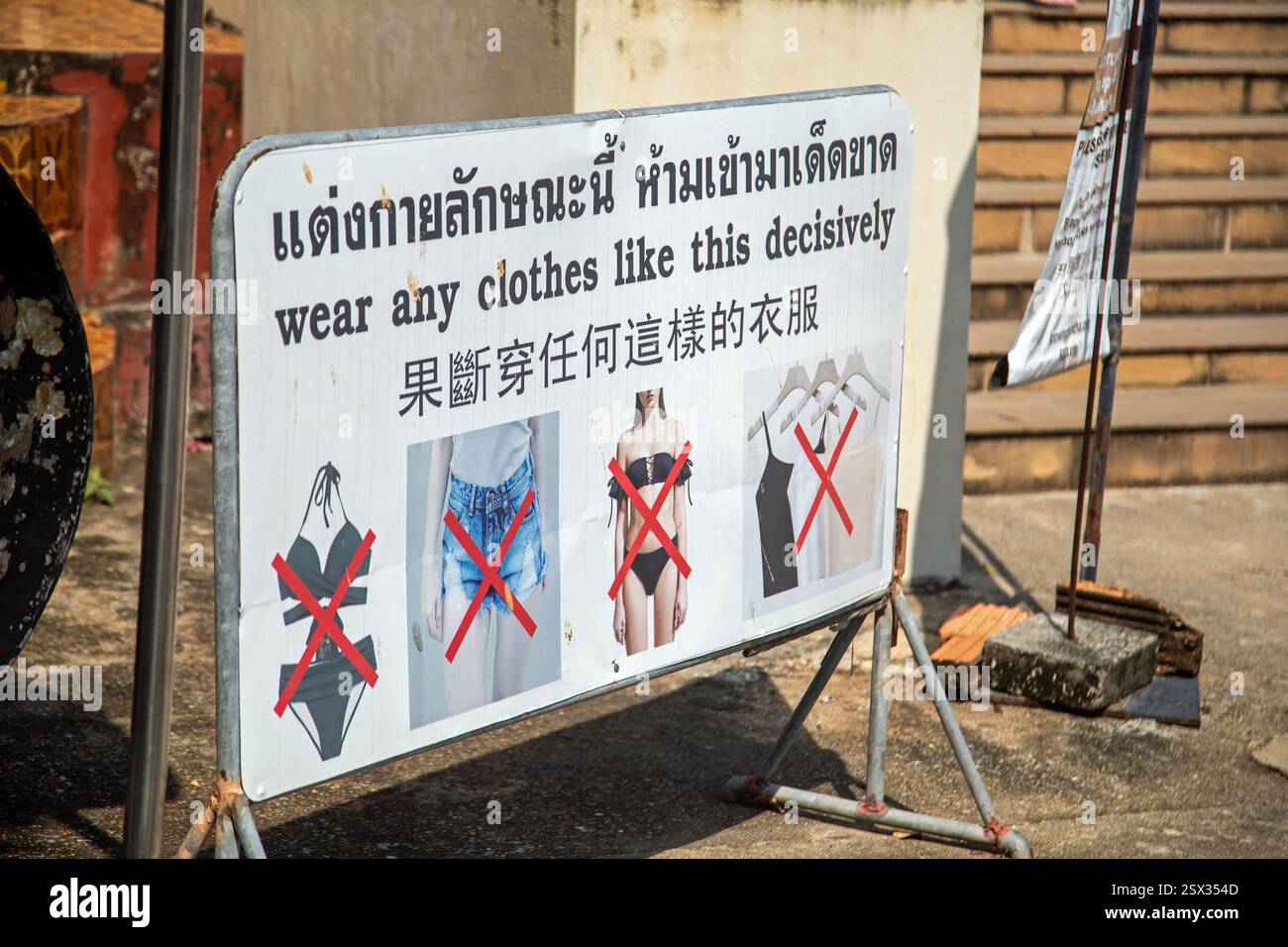Koh Samui, Thailandia, febbraio 2025, cartelli al Tempio del grande Buddha consigliano le aspettative della gente locale riguardo ai codici di abbigliamento Foto Stock