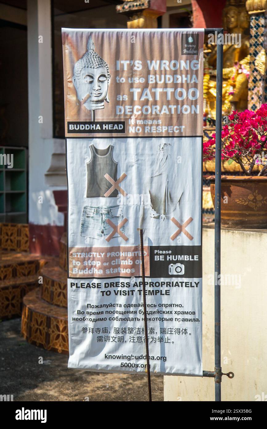 Koh Samui, Thailandia, febbraio 2025, cartelli al Tempio del grande Buddha consigliano le aspettative della gente locale riguardo ai codici di abbigliamento Foto Stock