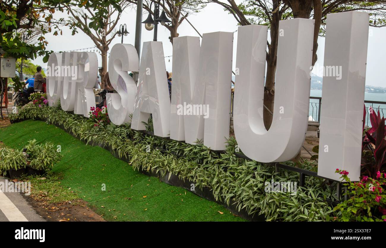 Koh Samui, Thailandia, gennaio 2025, grandi lettere bianche scrivono Koh Samui in caratteri occidentali maiuscoli. Foto Stock