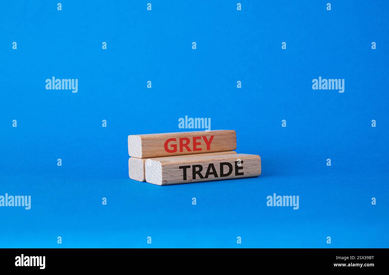 Simbolo commerciale grigio. Blocchi di legno con parole "commercio grigio". Bellissimo sfondo blu. Business e concetto di commercio grigio. Copia spazio. Foto Stock