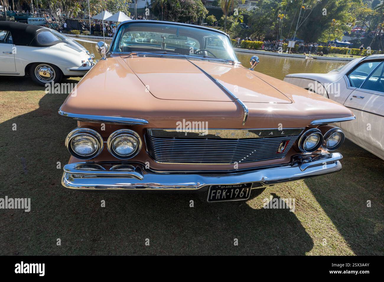 Aguas de Lindoia SP, Brasile - 8 giugno 2023 - Mostra di auto d'epoca all'aperto. Primo piano della storica macchina imperiale Foto Stock