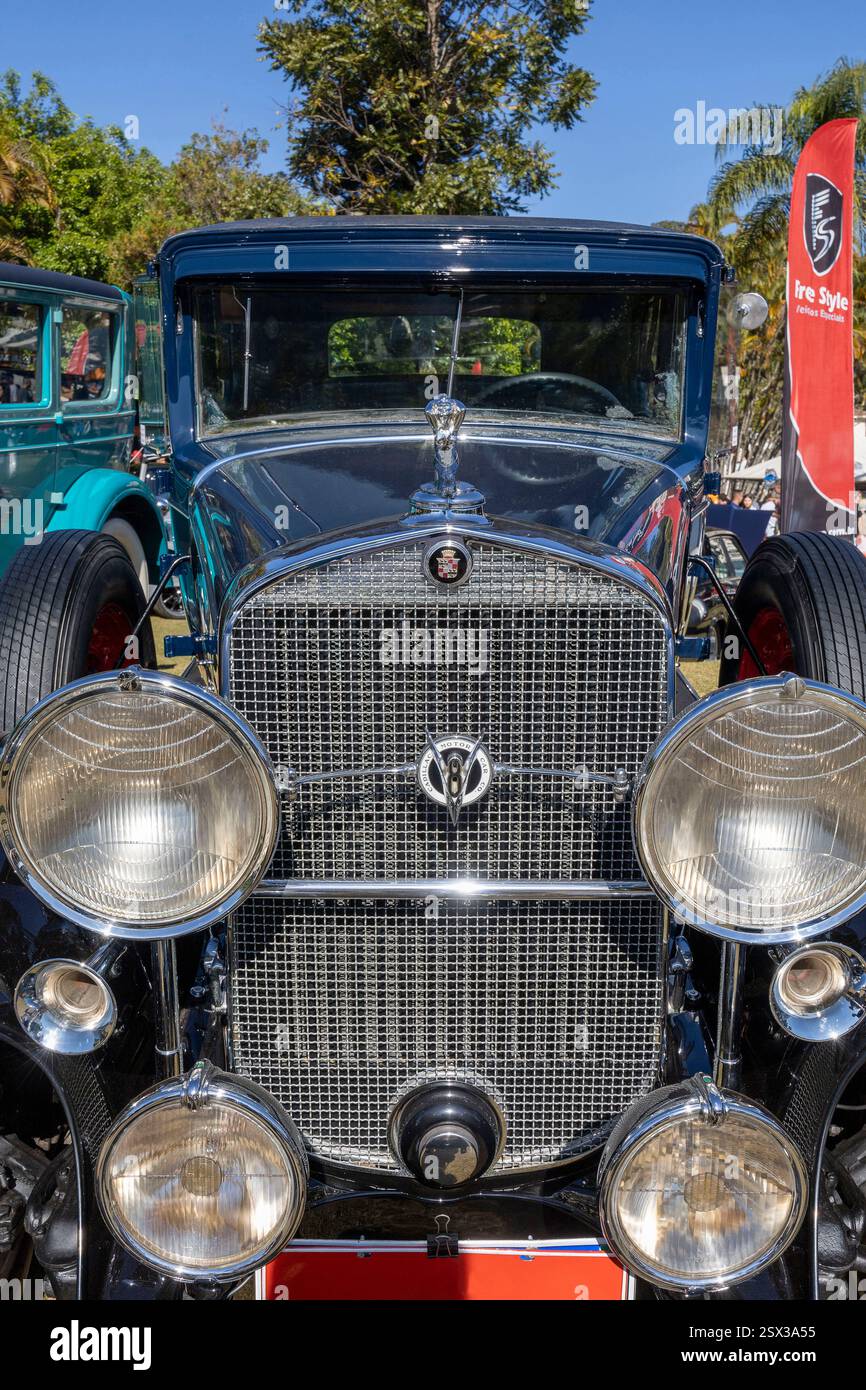 Aguas de Lindoia SP, Brasile - 8 giugno 2023 - Mostra di auto d'epoca all'aperto. Primo piano della storica Cadillac V8 Foto Stock