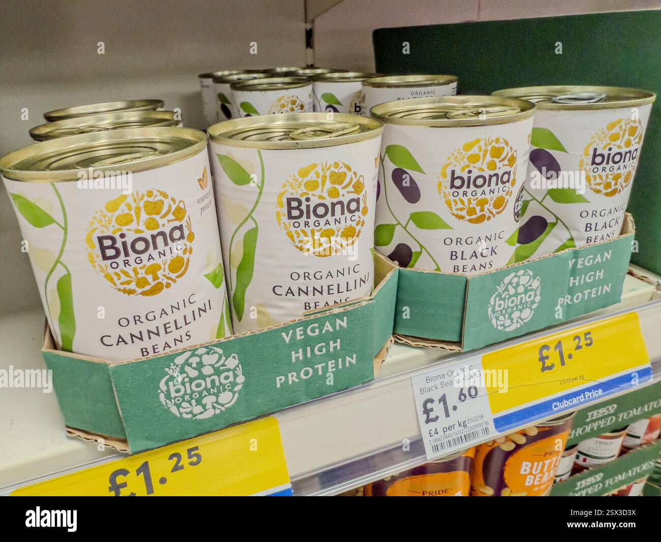 Fagioli Cannellini biologici Biona su uno scaffale del supermercato - Immagine stock catturata con smartphone