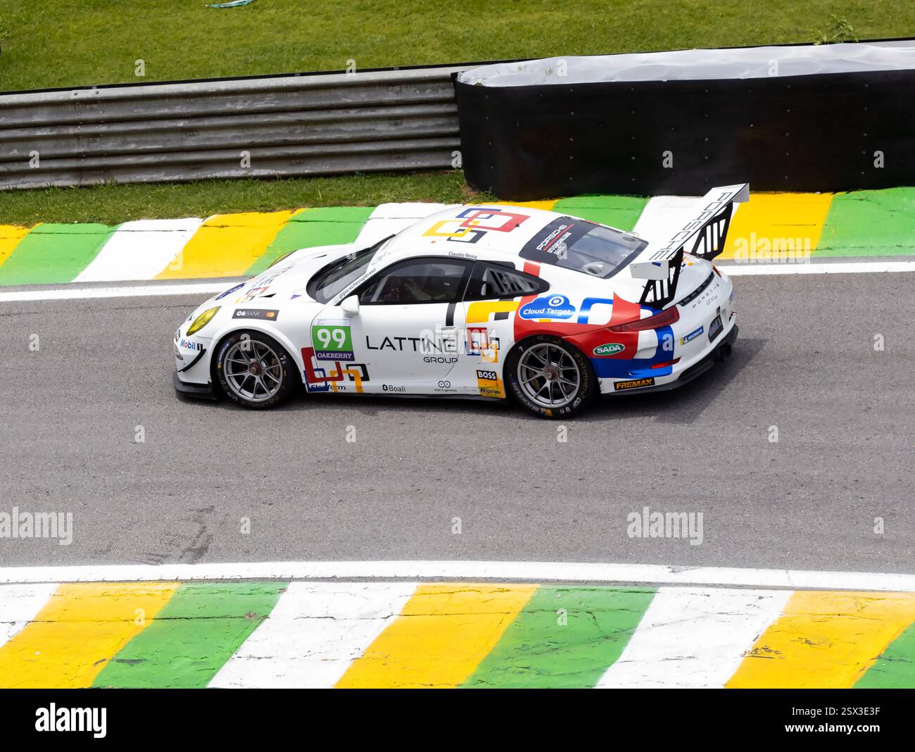 San Paolo, Brasile nov18, 2023 - Porsche Racing car in azione a turno in asfalto circuito Foto Stock