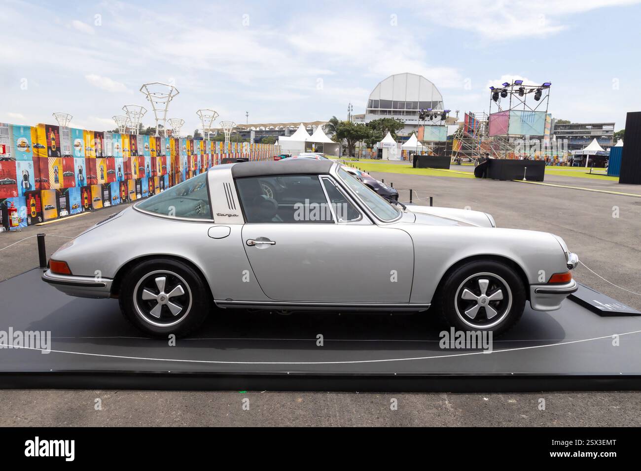 San Paolo, Brasile - nov18, 2023 - Silver Classic Porsche 911 S targa in mostra sulla mostra di San Paolo. vista laterale Foto Stock