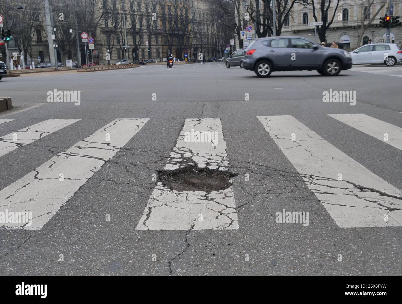 Pavimentazione storica di Milano, sede dei binari del tram Foto Stock