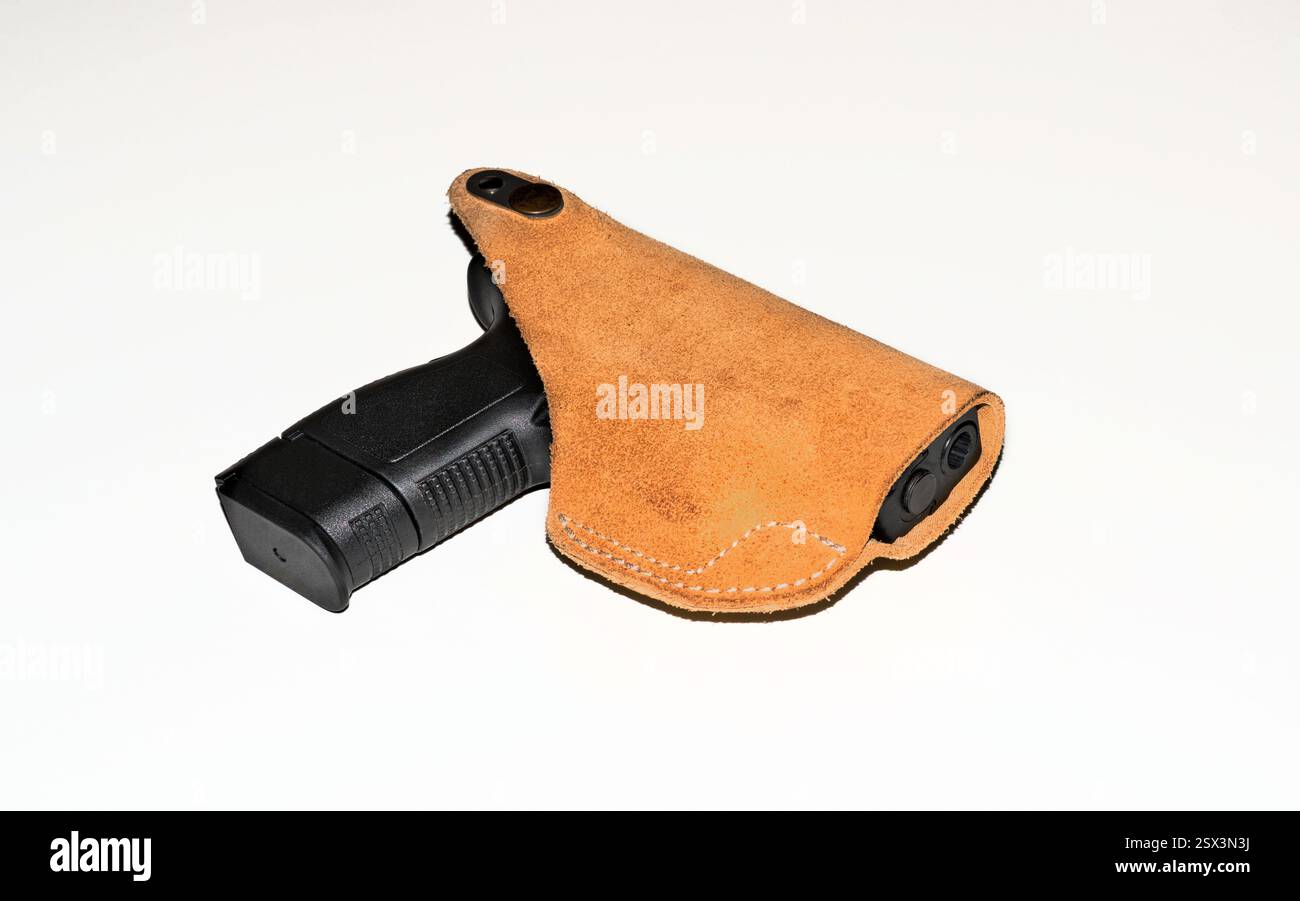 Pistola semiautomatica nera con custodia in pelle, sfondo bianco con vista angolare. Foto Stock
