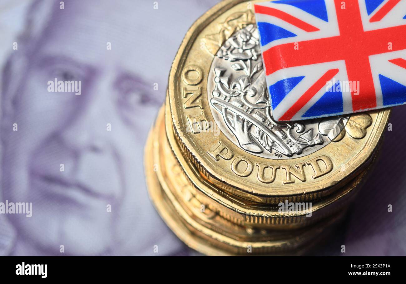 LE MONETE DA UNA STERLINA CON BANDIERA BRITANNICA E I MUTUI DI UNA BANCONOTA RISPARMIANO L'ECONOMIA ETC UK Foto Stock