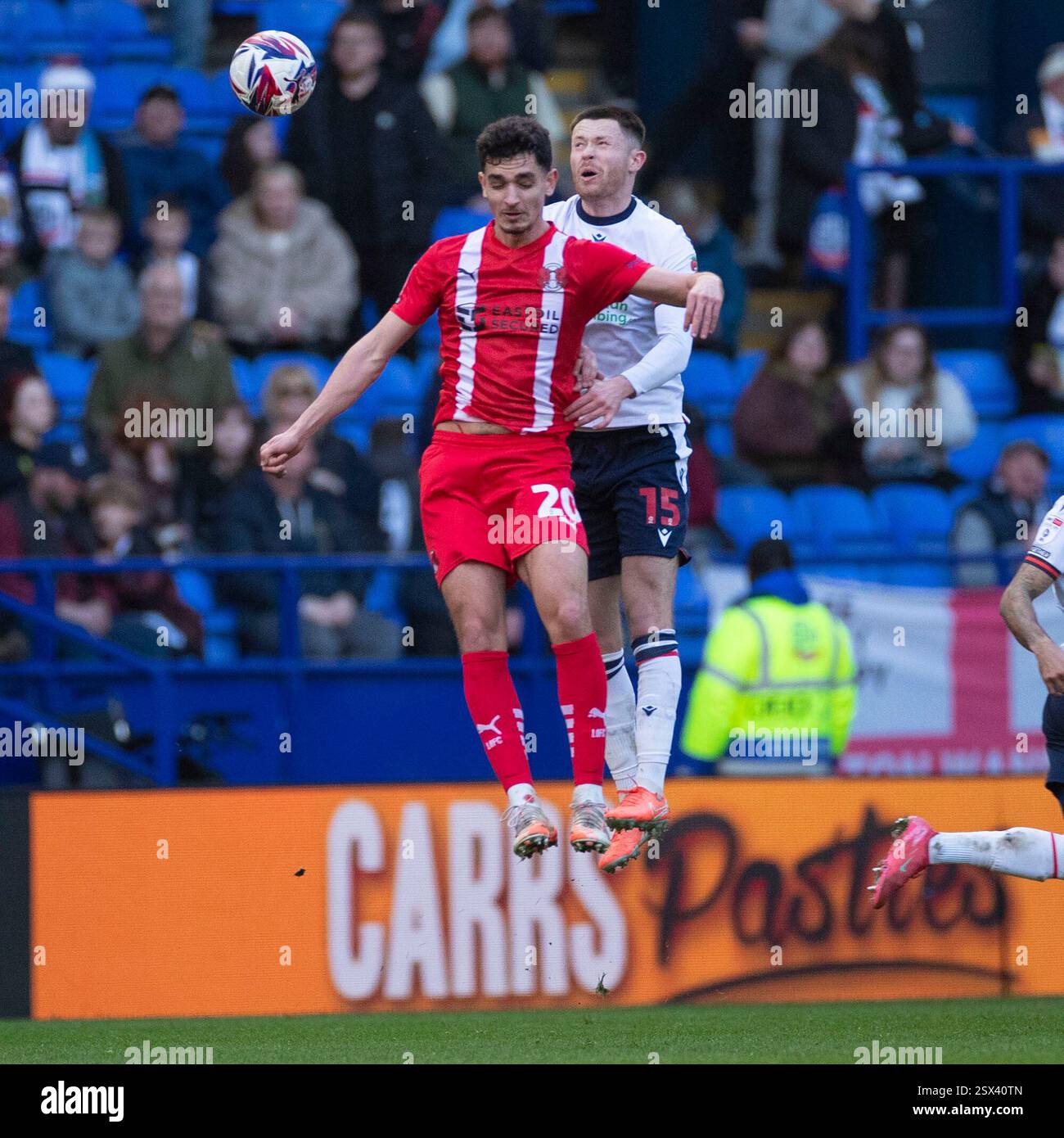 Sonny Perkins #20 del Leyton Orient F.C. e Will Forrester #15 del Bolton Wanderers F.C. in una sfida aerea durante la partita Sky Bet League 1 tra Bolton Wanderers e Leyton Orient al Toughsheet Stadium di Bolton, sabato 22 febbraio 2025. (Foto: Mike Morese | mi News) crediti: MI News & Sport /Alamy Live News Foto Stock
