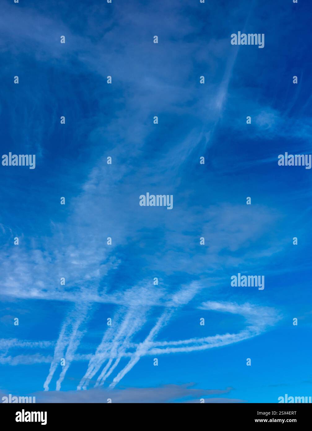 La condensa corre contro un cielo blu. Foto scattata in una giornata di sole Foto Stock