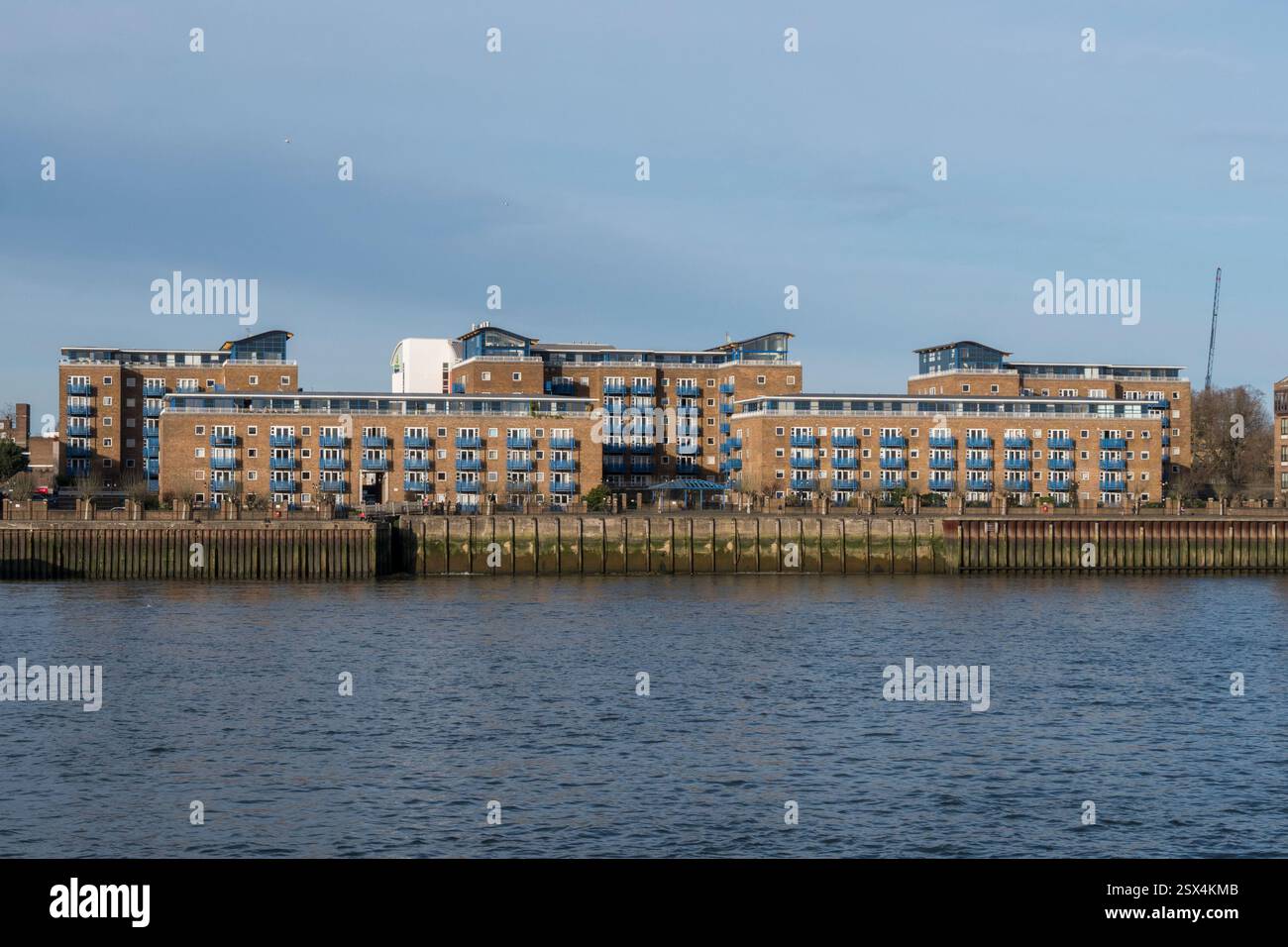 L'edificio Campania si affacciava dall'altra parte del Tamigi, Londra, Regno Unito. Foto Stock