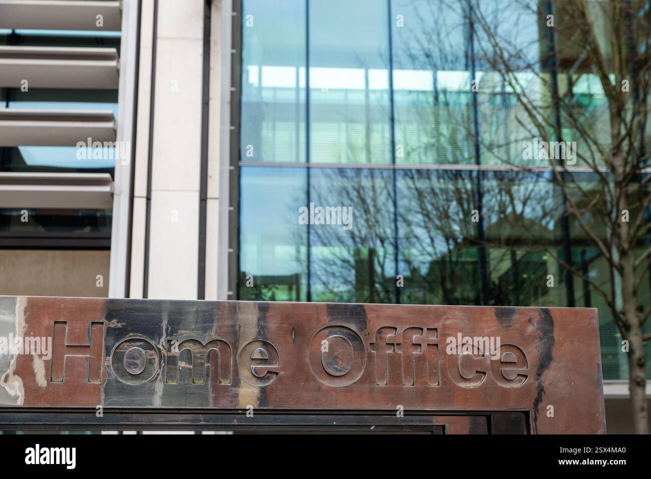 Home Office segno. 2 Marsham Street edificio per uffici nella City of Westminster, Londra, sede di Sua Maestà, ufficio passaporti, DEFRA Foto Stock