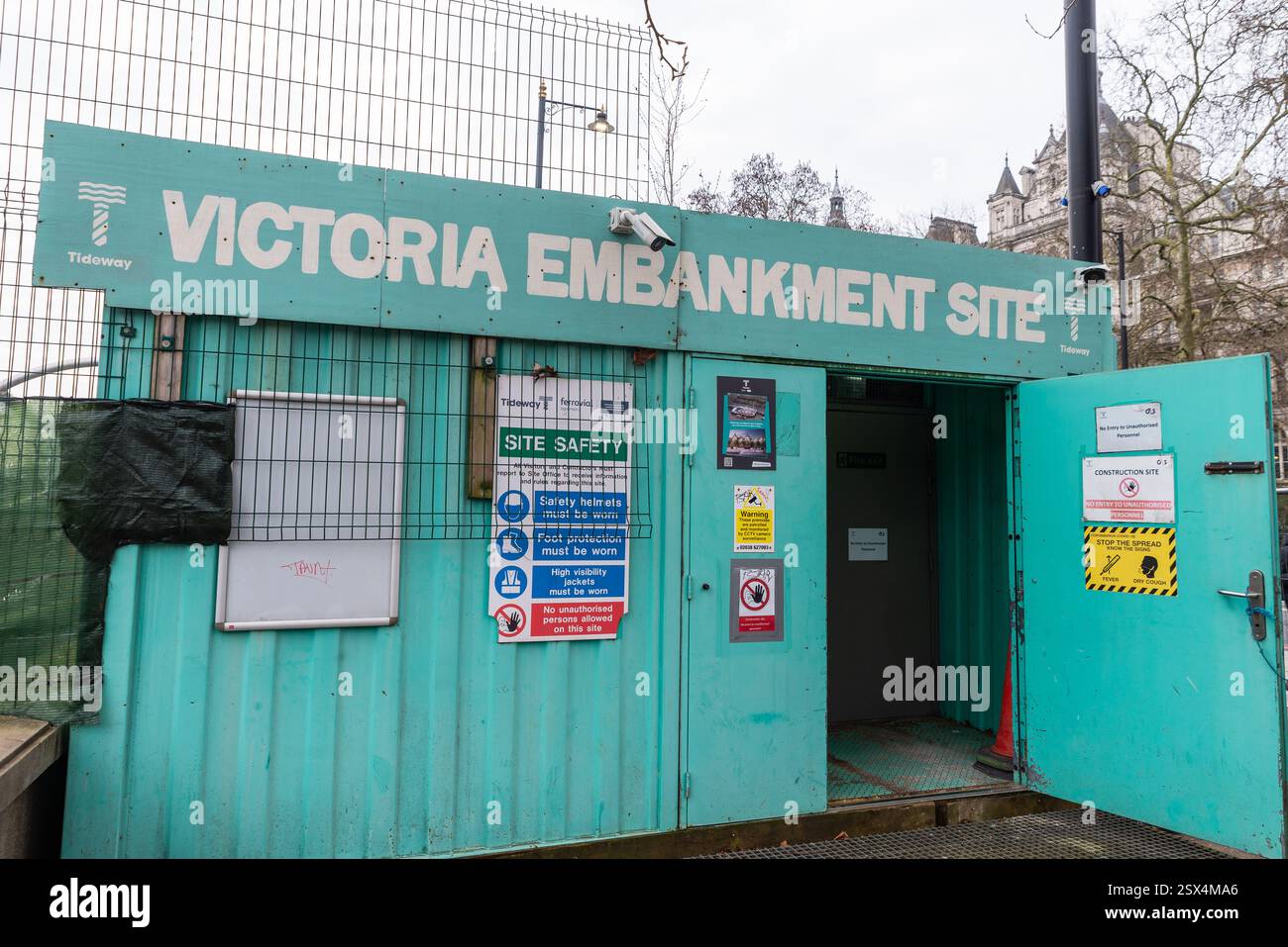 Victoria Embankment Site of the Thames Tideway Tunnel project, Londra, Regno Unito. Ingresso Foto Stock