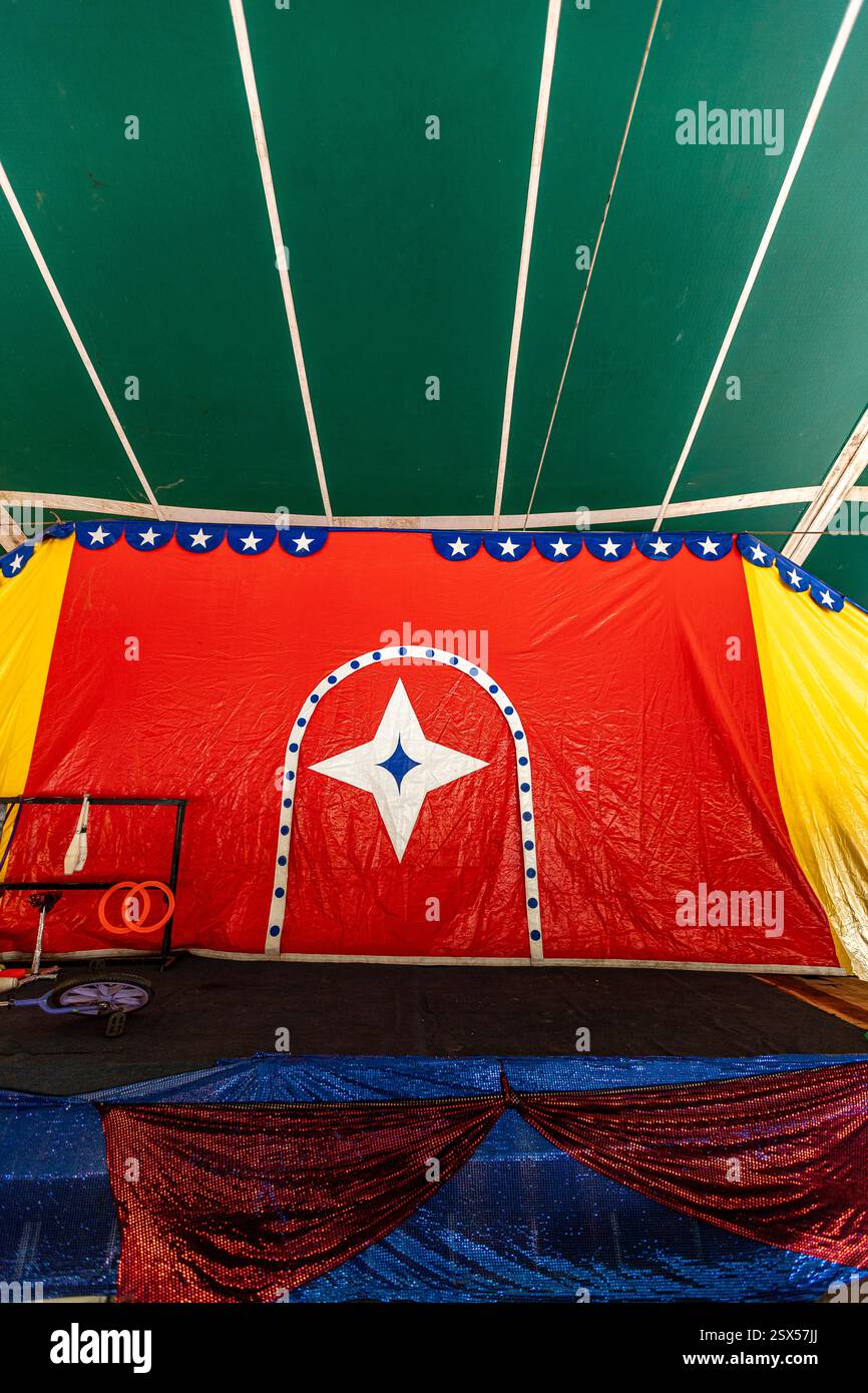 Immagini multicolore di una tenda da circo nella campagna del Brasile Foto Stock