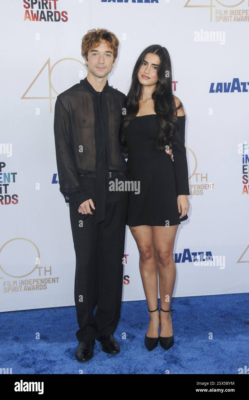22 febbraio 2025 circa. Daniel Seavey, Kat Castellano agli arrivi per Film Independent Spirit Awards - parte 1, Santa Monica Pier, Santa Monica, CA, 22 febbraio, 2025. crediti: Elizabeth Goodenough/Everett Collection/Alamy Live News Foto Stock