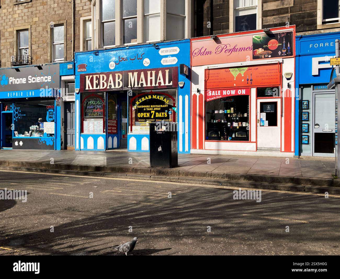 Kebab Mahal, Tandoori Restaurant and Takeaway, Nicolson Square, Edimburgo, Scozia - Immagine stock catturata con smartphone