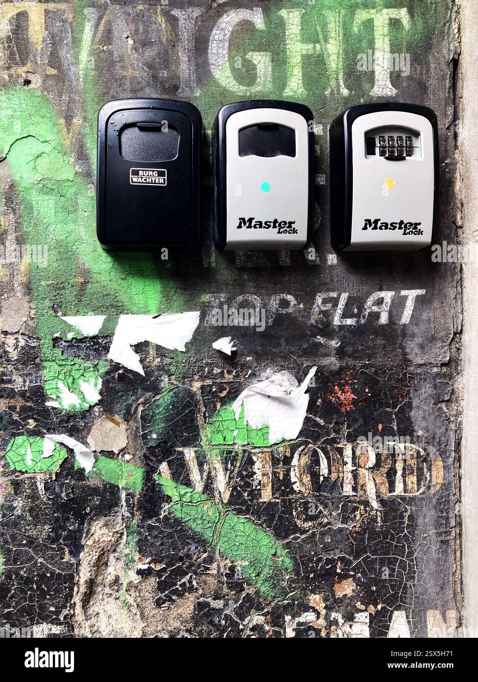 Cassette Airbnb Master Lock accanto alle proprietà in affitto con cassette di sicurezza per l'ingresso sicuro nelle case della città vecchia di Edimburgo - Immagine stock catturata con smartphone