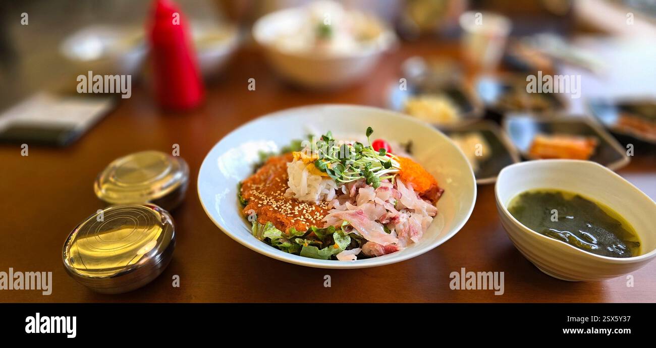 Zuppa di pesce cruda fredda e zuppa di alghe marine sul tavolo Foto Stock