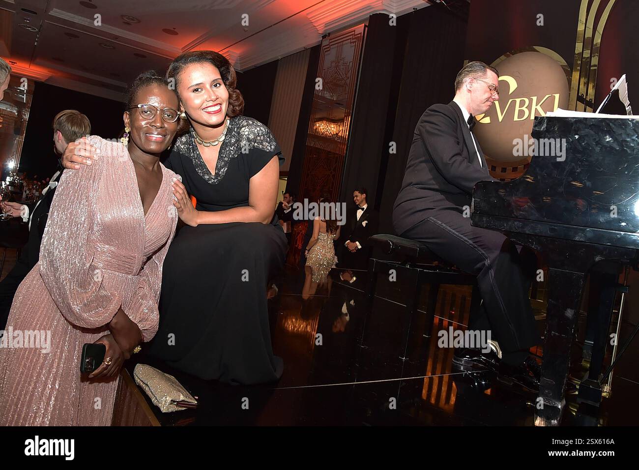 73.VBKI Ball Berlin Andrej Hermlin mit Ehefrau Joyce und Tochter Rachel Hermlin beim 73. VBKI Ball im Hotel Intercontinental zur 75.ten Berlinale a Berlino, am 17.02.2025 *** 73 VBKI Ball Berlin Andrej Hermlin con la moglie Joyce e la figlia Rachel Hermlin al ballo VBKI 73 dell'Hotel Intercontinental per la 75a Berlinale a Berlino, il 17 02 2025 Photopress Mueller Foto Stock