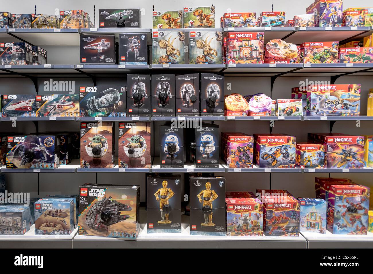 Set di giocattoli LEGO sugli scaffali del negozio Foto Stock